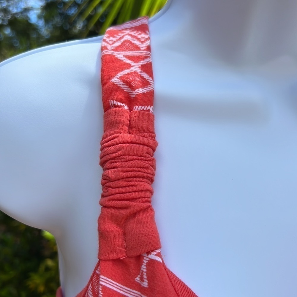 Poof A fun orange and white top. Straps come together and back in a Y shape - Picture 3 of 11